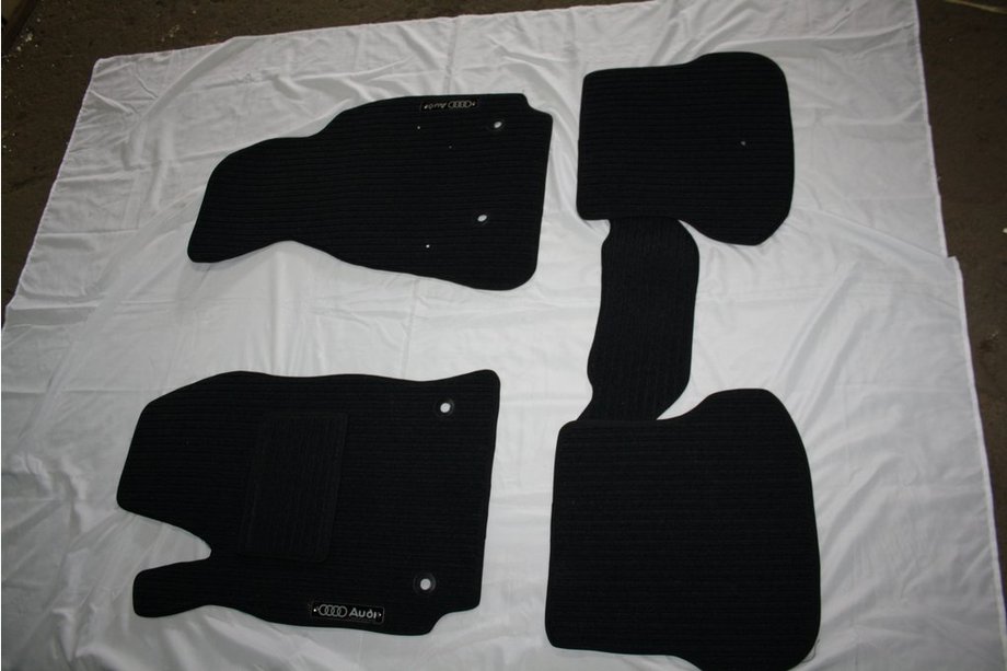 Audi Q7 2005-2015 Covorase textile (Corona) Image