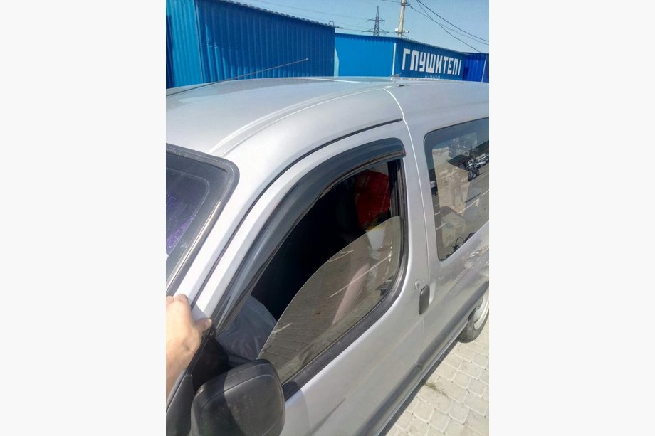 Peugeot Partner 1996-2008 Deflectoare Vant Negre (2 buc, DDU-Aomis) Foto 3