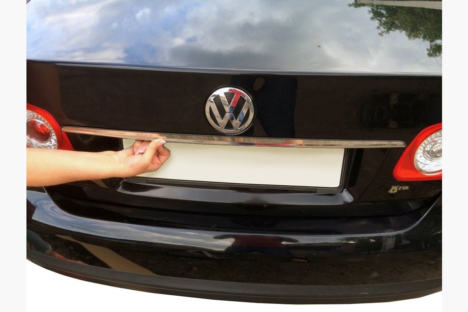 Volkswagen Jetta 2006-2011 Ornament inox deasupra placutei de inmatriculare Image
