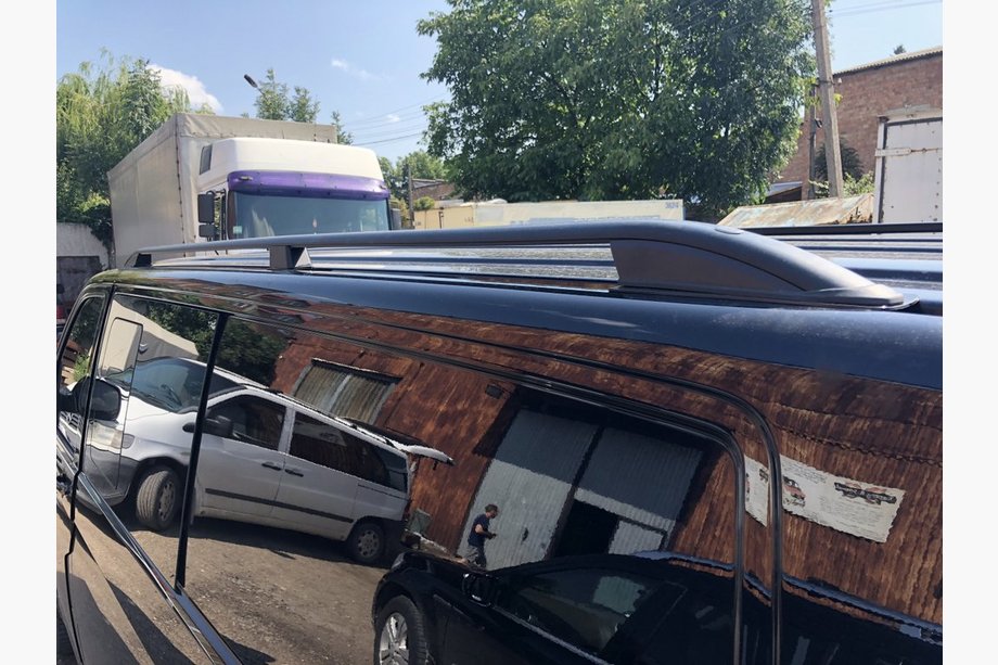 Volkswagen T5 Caravelle 2004-2010 Bare longitudinale Skyport (negre) Ampatament Lung Foto 3