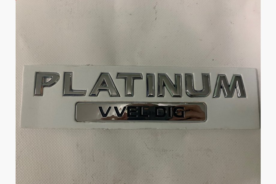 Nissan Patrol Y62 2010-2024 Emblema Platinum Image