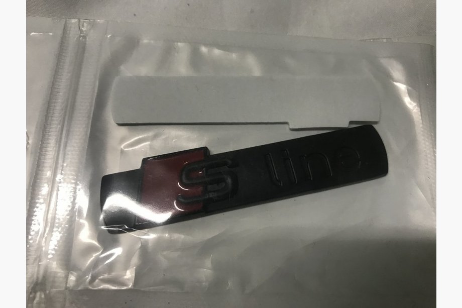 Audi Q7 2005-2015 Emblema S-Line Negru Image