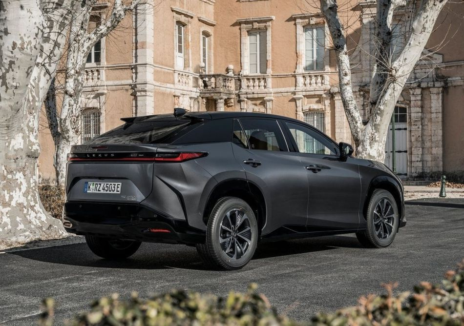 Crucea electrică Lexus RZ a primit o versiune mai accesibilă - 300e