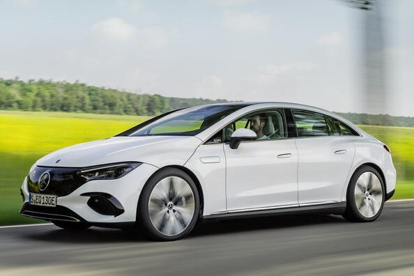 Revizuirea sedanului electric Mercedes-Benz EQE (V295) Fotografie 1