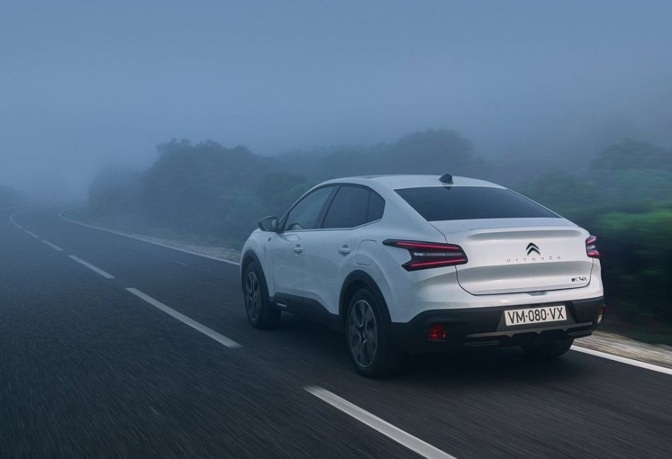 Revizuirea sedanului „crossover” Citroen C4 X