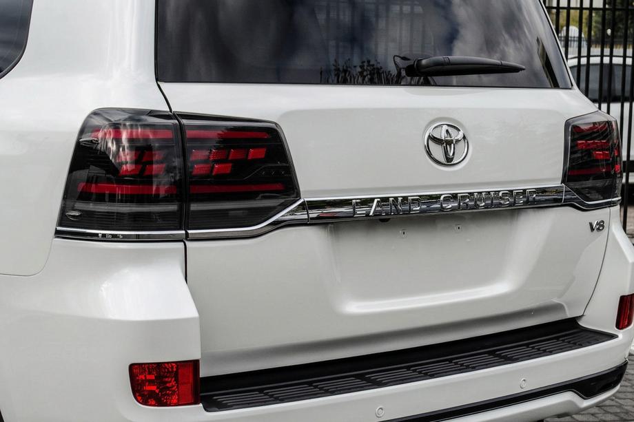 Toyota Land Cruiser 200 2007-2021 Stopuri Spate 2016-2021 (Sequential Red Plus) Image