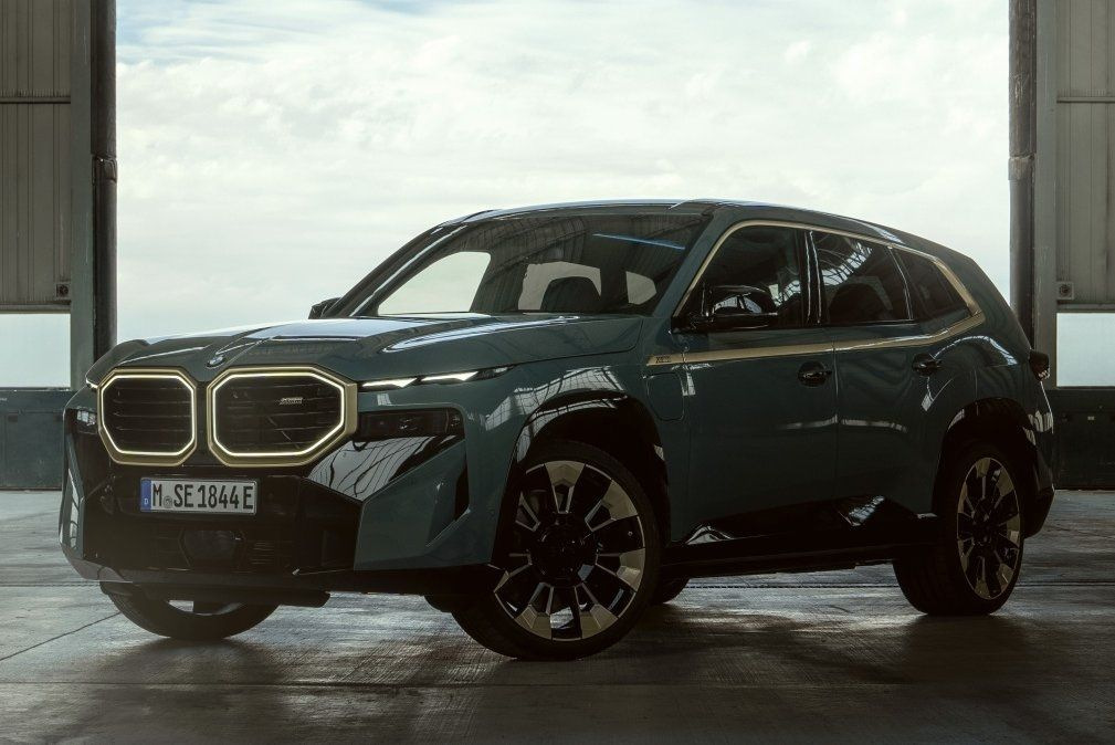 Crossover hibrid de lux BMW XM cu tracțiune integrală