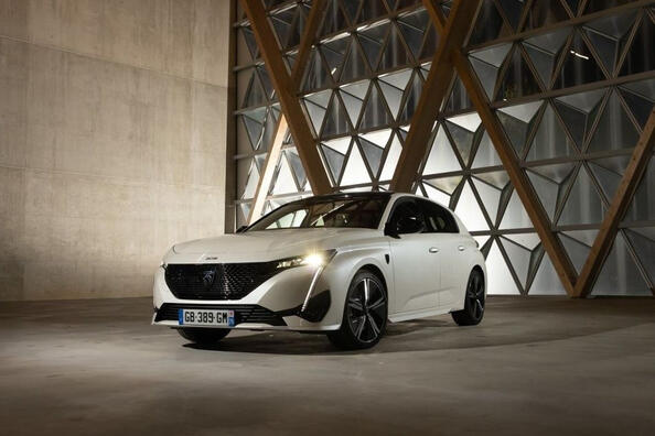 Revizuirea hatchback-ului electric compact Peugeot e-308