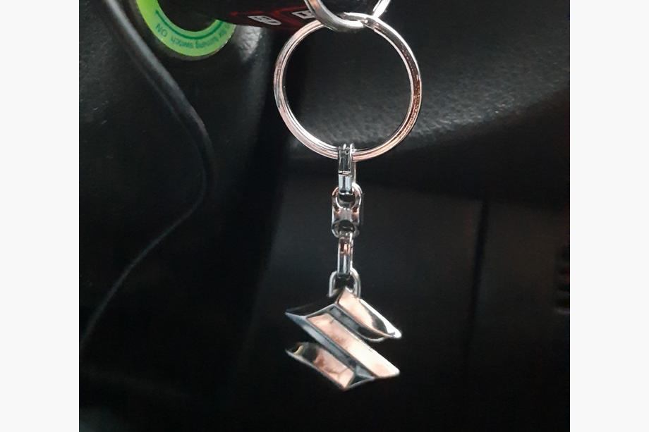 Suzuki Breloc metalic cu logo Suzuki Image