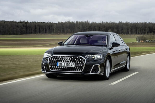 Revizuirea sedanului cu tracțiune integrală Audi A8 actualizat