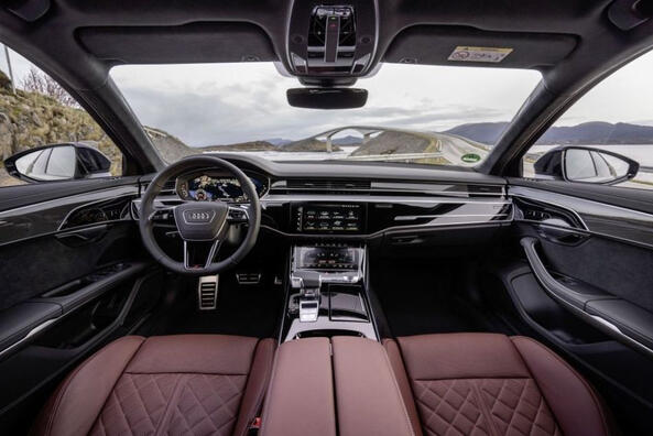 Revizuirea sedanului cu tracțiune integrală Audi A8 actualizat Fotografie 4