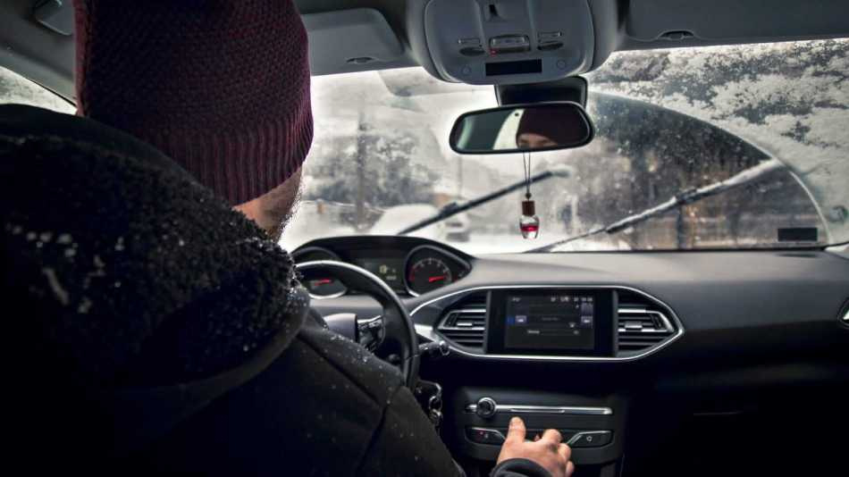 Cum să încălziți rapid și corect interiorul unei mașini iarna?