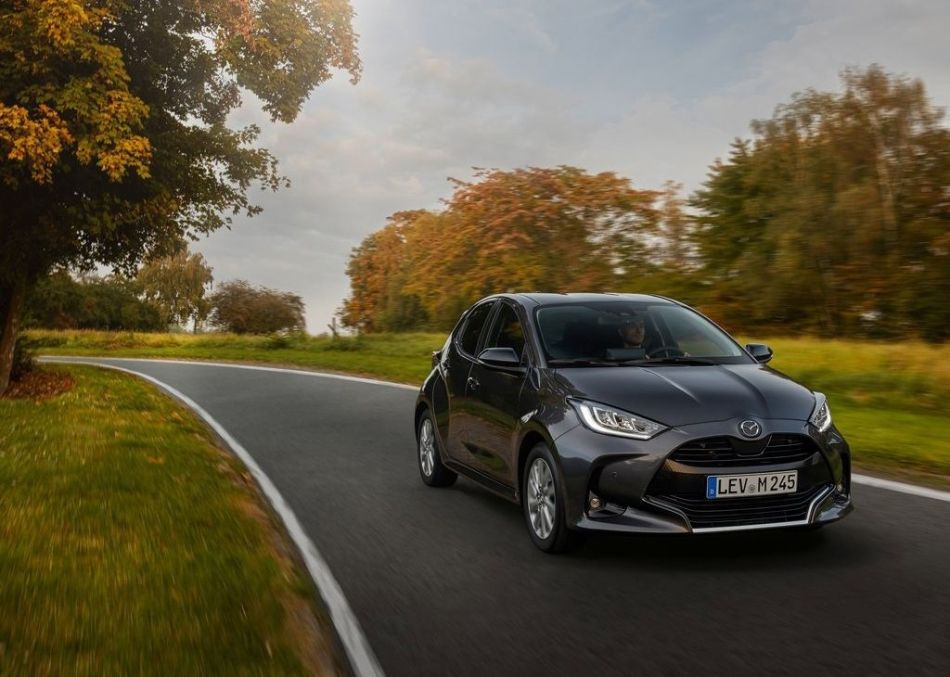 Revizuirea hatchback-ului orașului Mazda 2 Hybrid