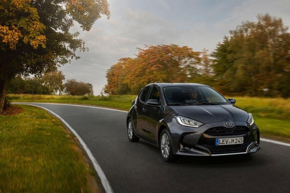 Revizuirea hatchback-ului orașului Mazda 2 Hybrid