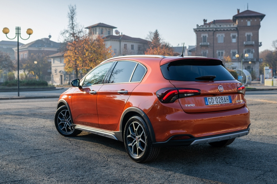 Prezentare generală a hatchback-ului crossover Fiat Tipo Cross
