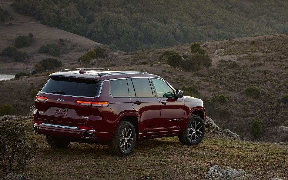 Revizuirea Jeep Grand Cherokee L: simbolul luxului și al puterii