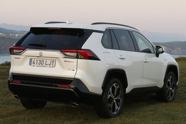 Prezentare generală a crossover-ului hibrid Suzuki Across cu tracțiune integrală Fotografie 4