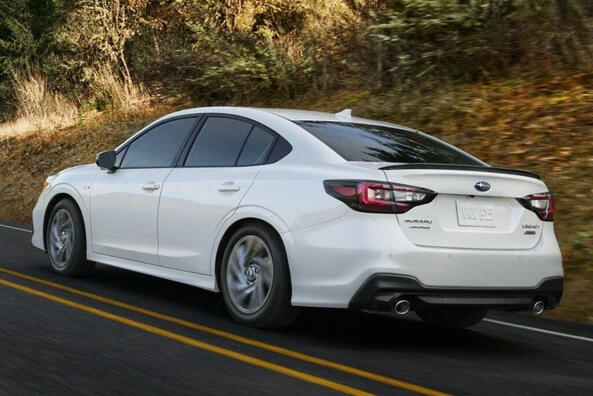 Revizuirea sedanului actualizat cu tracțiune integrală Subaru Legacy Fotografie 4
