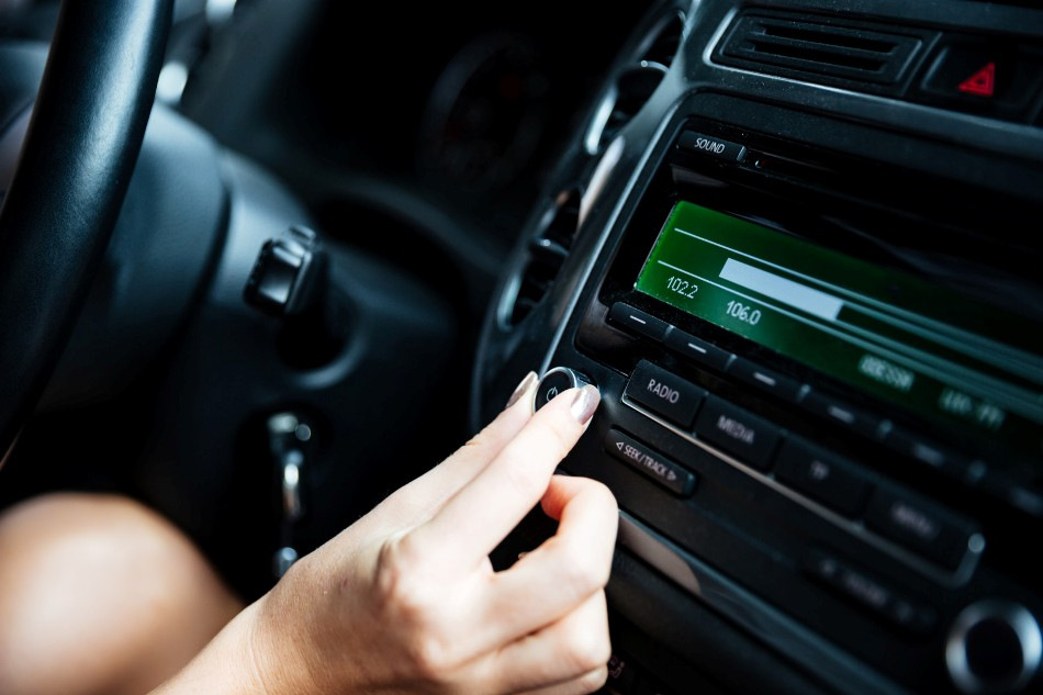 Cum să îmbunătățiți sunetul sistemului audio din mașină?