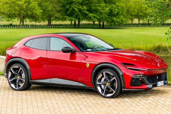 Revizuirea crossover-ului sport cu tracțiune integrală Ferrari Purosangue Fotografie 3