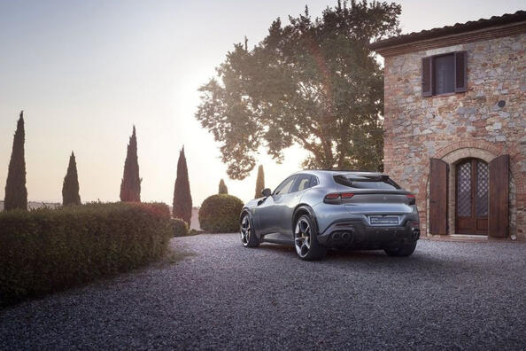 Revizuirea crossover-ului sport cu tracțiune integrală Ferrari Purosangue Fotografie 5