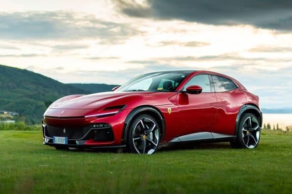Revizuirea crossover-ului sport cu tracțiune integrală Ferrari Purosangue Fotografie 1
