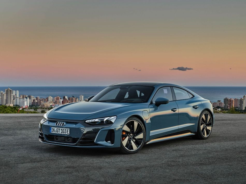 Revizuirea sedanului sport electric Audi e-tron GT quattro