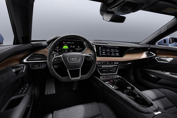 Revizuirea sedanului sport electric Audi e-tron GT quattro Fotografie 5