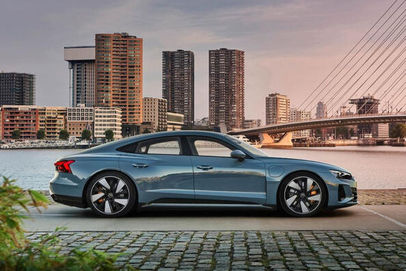 Revizuirea sedanului sport electric Audi e-tron GT quattro Fotografie 3