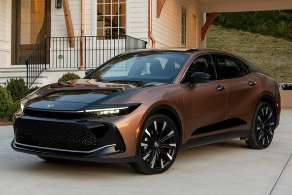 Revizuirea sedanului Toyota Crown cross