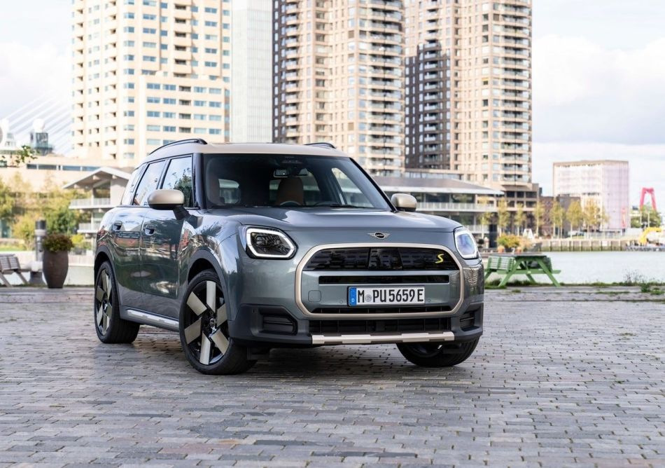 Revizuirea celei de-a treia generații de crossover MINI Countryman
