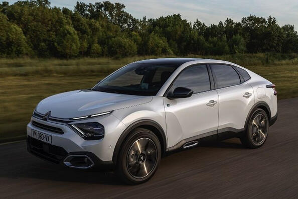 O revizuire a sedanului electric Citroen e-C4 X