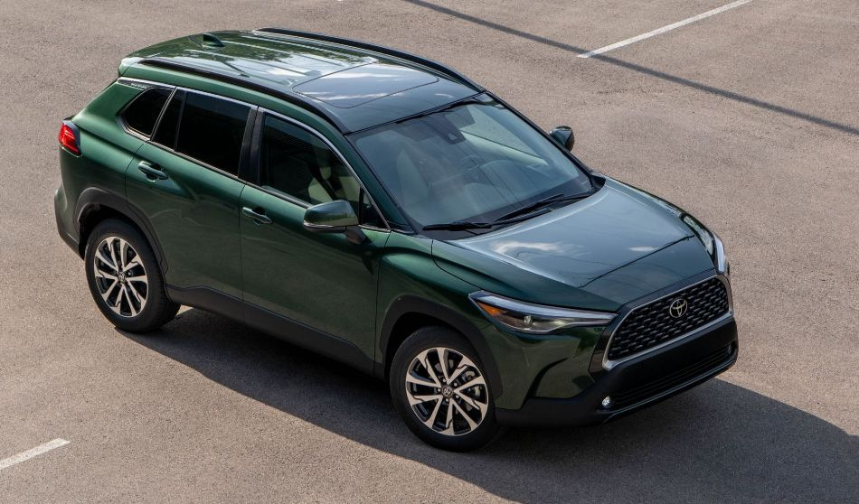 Toyota Corolla Cross: revizuirea unui crossover urban compact