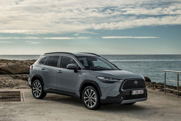 Toyota Corolla Cross: revizuirea unui crossover urban compact