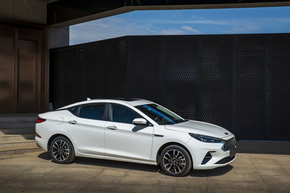 Revizuire JAC J7 liftback