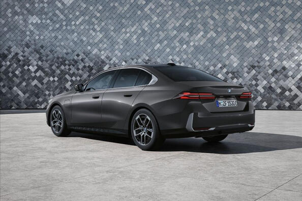 BMW Seria 5: sedan business al noii generații Fotografie 2