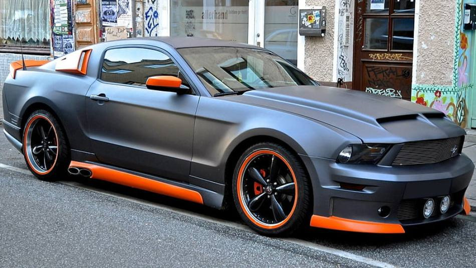 Caroseria: carbon sau plastic, pentru un aspect sportiv sau elegant