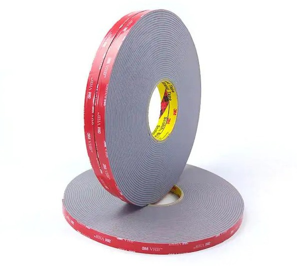 Bandă cu două fețe și beneficiile sale în tuning auto