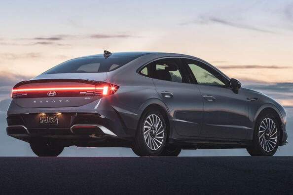 Revizuirea sedanului actualizat din a opta generație Hyundai Sonata Fotografie 5