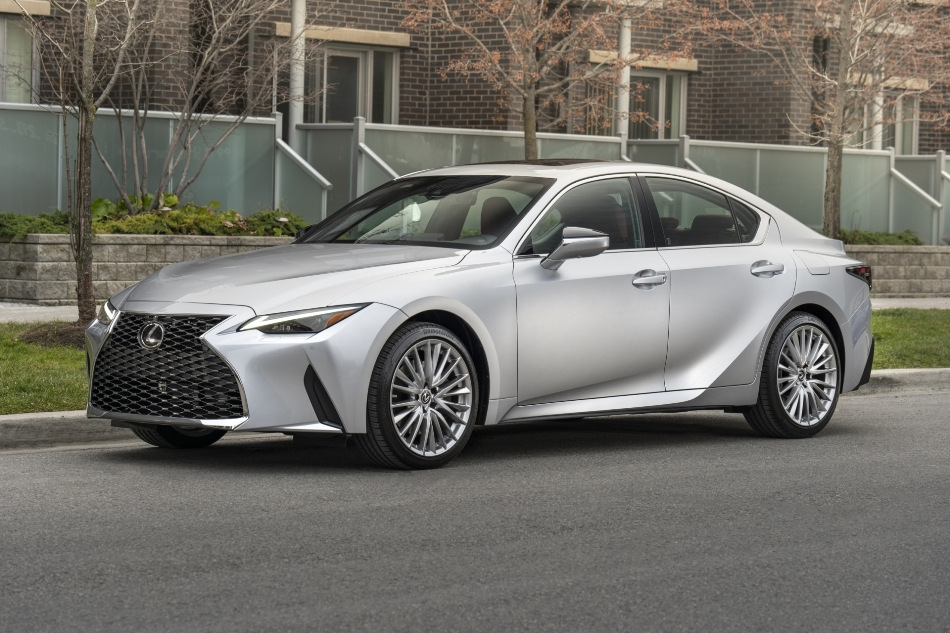 Revizuirea sedanului Lexus IS actualizat