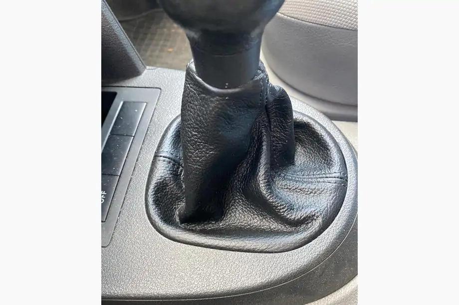 Volkswagen Touran 2003-2010 Husa schimbator viteze din piele Image