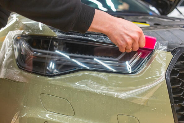 Care folie este cea mai bună pentru protejarea farurilor auto?
