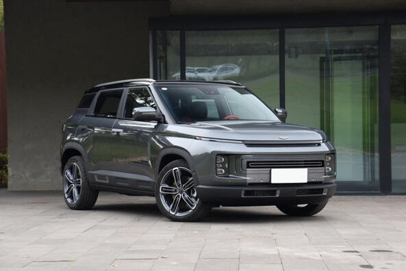 Geely ICON: crossover hibrid elegant și tehnologic