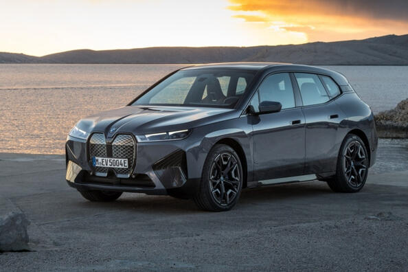 BMW iX: recenzie și caracteristici ale unui crossover electric