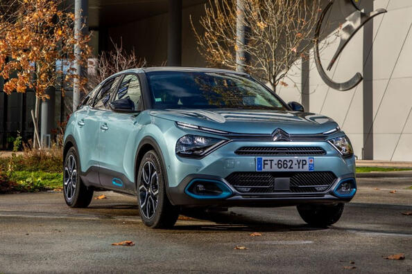 Revizuirea hatchback-ului cross electric Citroen e-C4