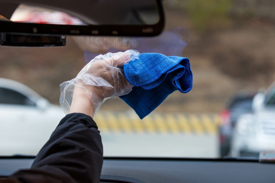 Cum să eliminați dungile de pe geamul mașinii: sfaturi și trucuri de viață
