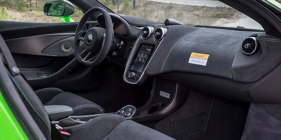 Alcantara sau piele ecologică: ce să alegi pentru interiorul mașinii?