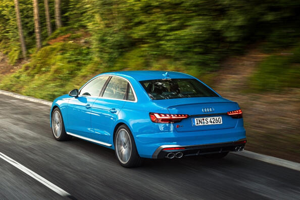 Revizuirea sedanului sport Audi S4 din a cincea generație Fotografie 4