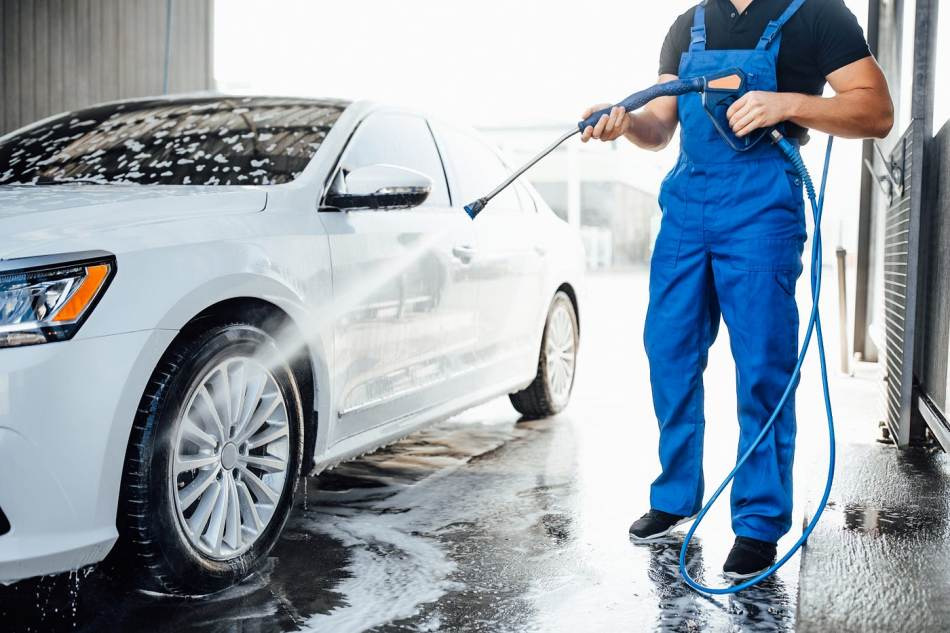 Avantaje și dezavantaje ale spălătoriilor auto fără contact