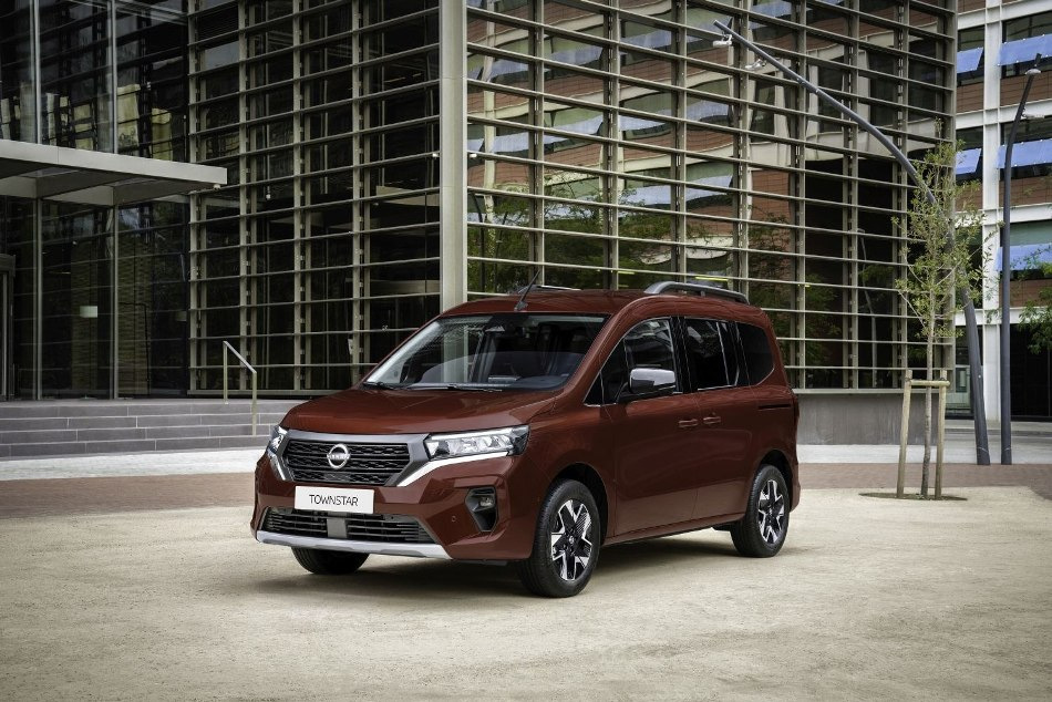 Nissan Townstar Combi: recenzie a unui minivan practic